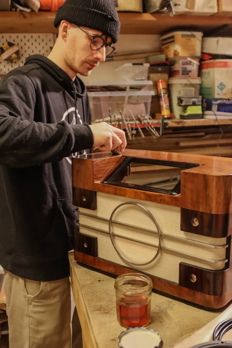 Poste de radio ancien et détails de sa restauration à l’atelier Novelum