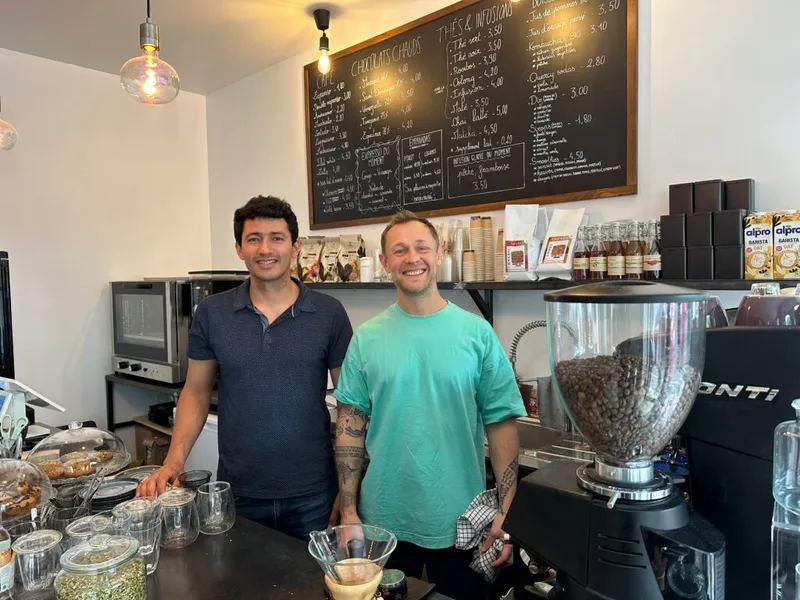 Les deux fondateurs derrière le comptoir du café El Dorado
