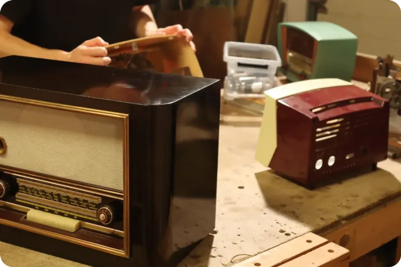 Une radio ancienne en cours de restauration sur l’établi de l’atelier Novelum